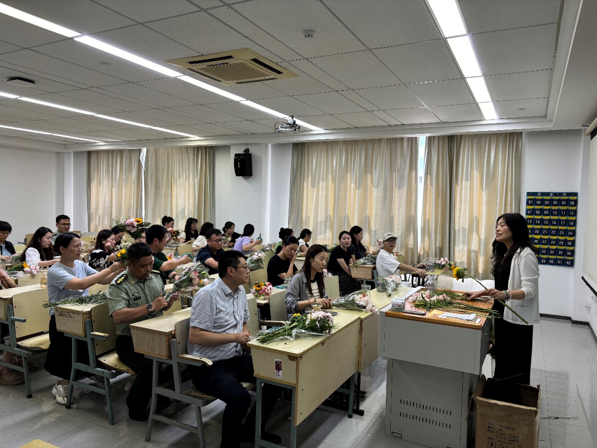 经济与管理学院举办“如花绽放,芬芳人生”教师节插花活动