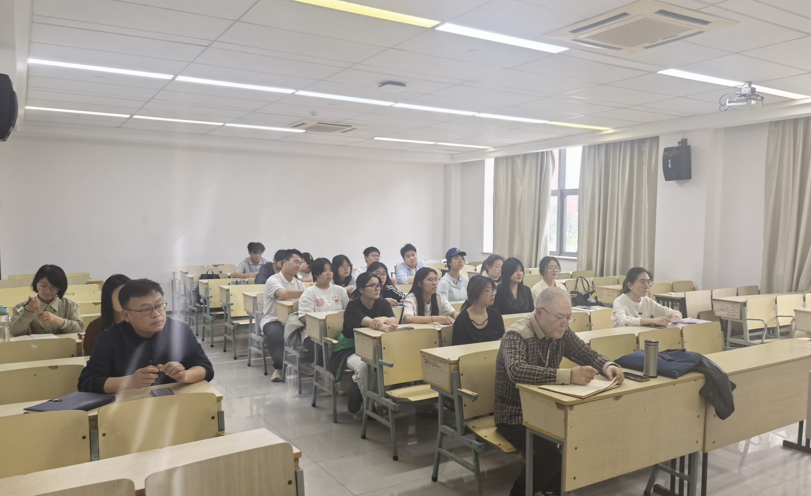 经济与管理学院开展期中教学检查座谈会