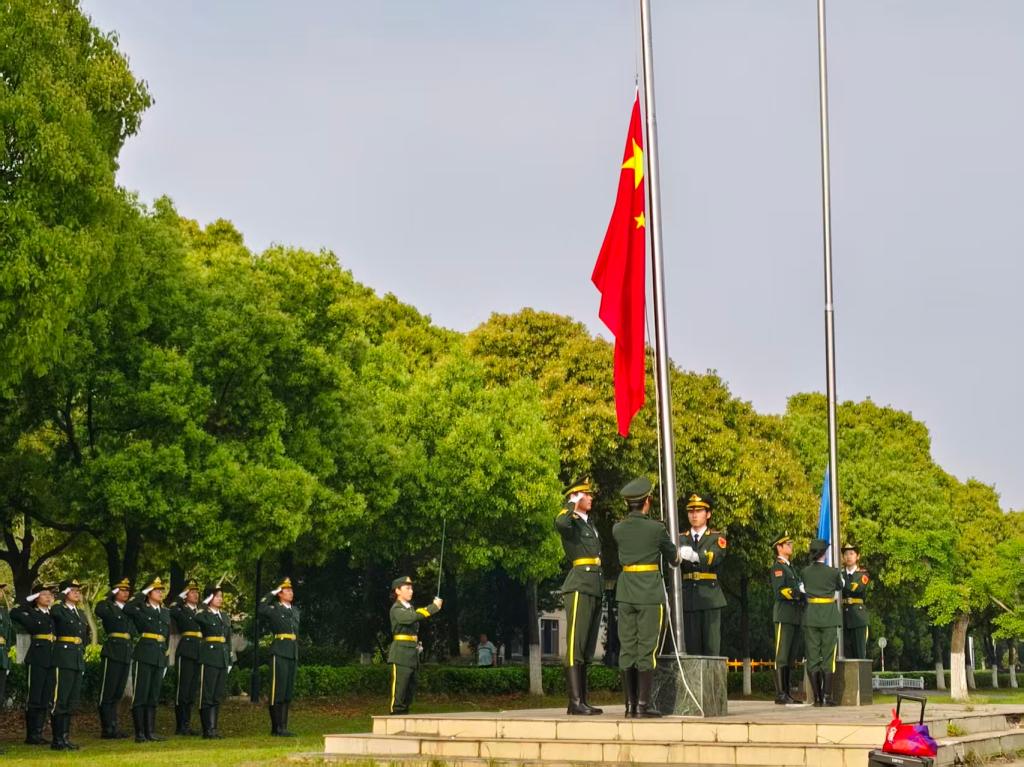 经济与管理学院举行“传承五四薪火 青春笃行向未来”主题升旗仪式