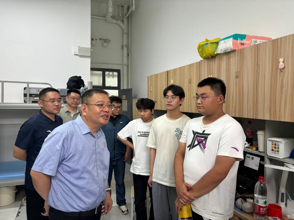 经济与管理学院领导走访学生宿舍慰问2026级新生